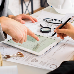 empresarios analizan plan negocios tableta 23 2148252119