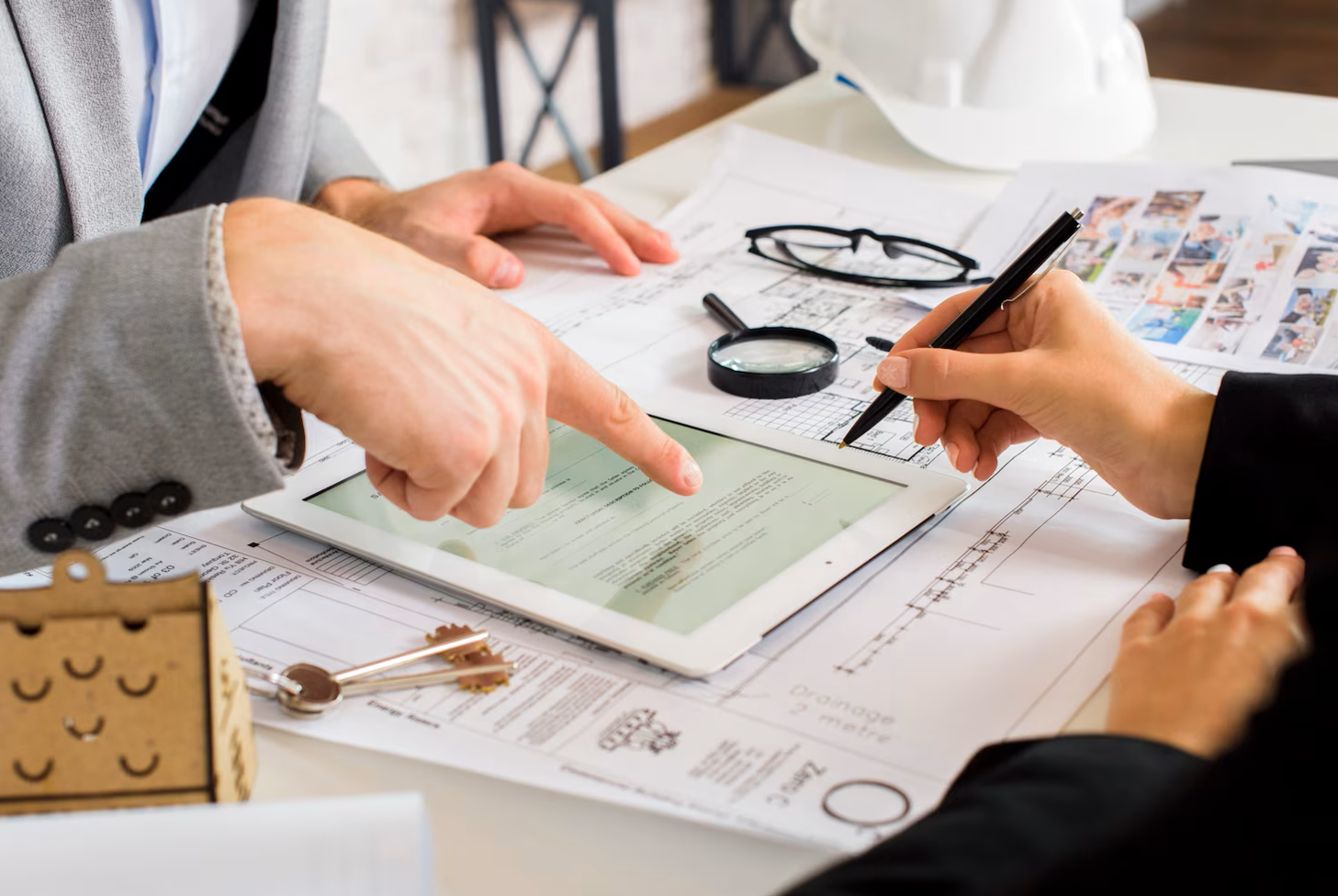 empresarios analizan plan negocios tableta 23 2148252119