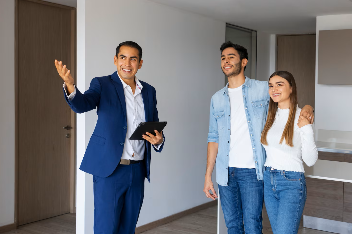 pareja tiro medio hablando agente inmobiliario 23 2150322071